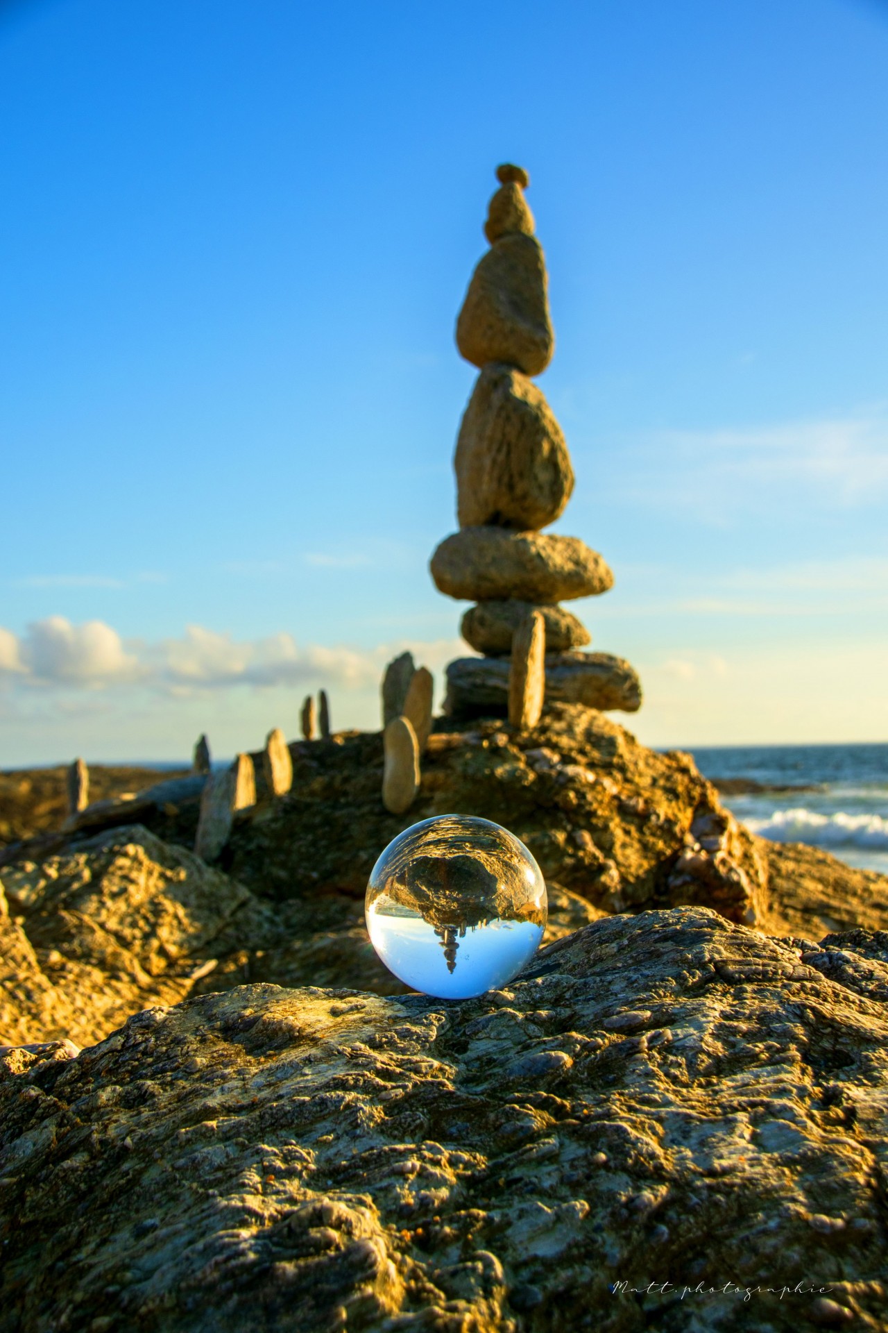 Oeuvre artistique en bord de mer